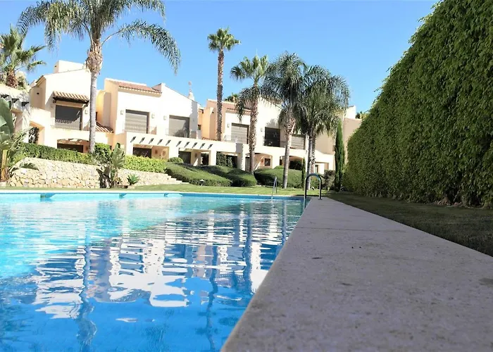 Townhouse Overlooking The Pool