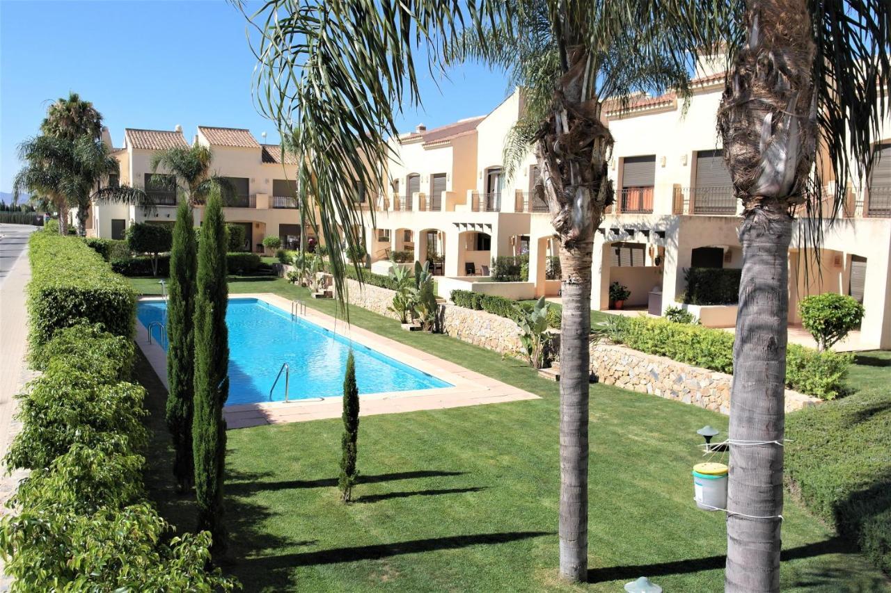 Casa de Férias Townhouse Overlooking The Pool *